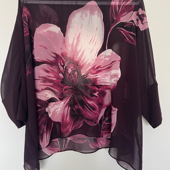 Laura petite wine colour floral  loose style top - Picture 3 of 6